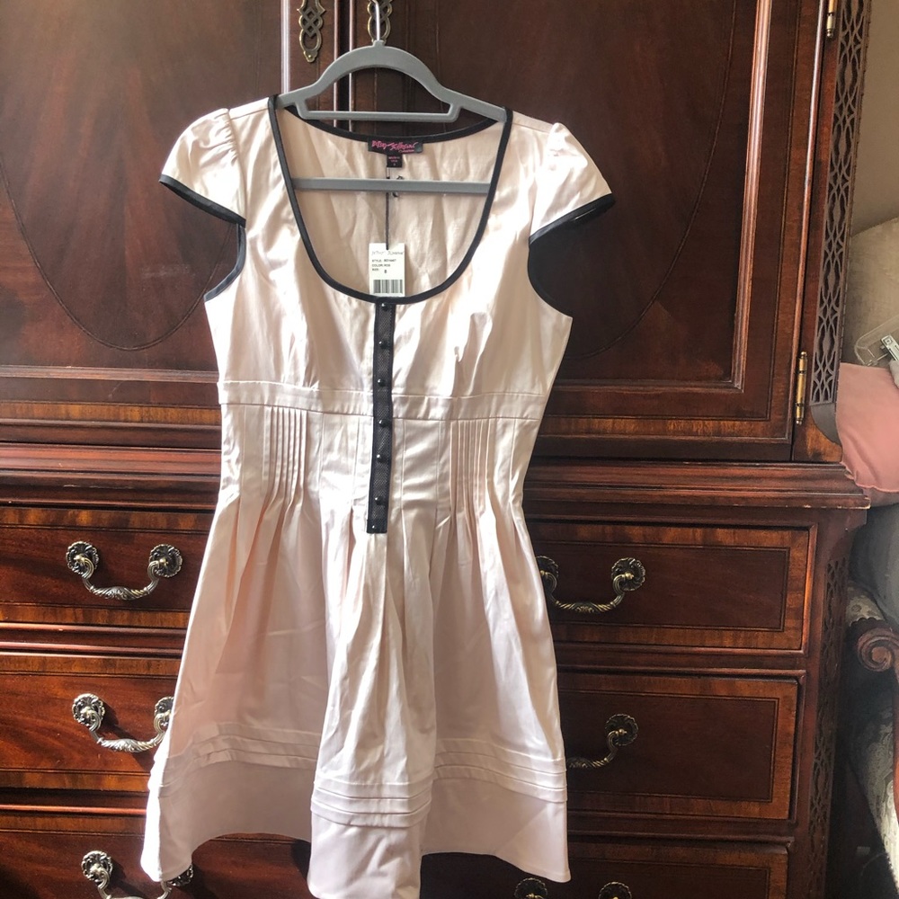 Betsy Johnson Rose cap sleeve dress